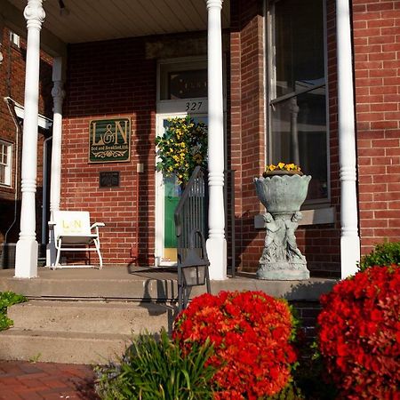 L&N Bed And Breakfast Ltd Henderson Bagian luar foto