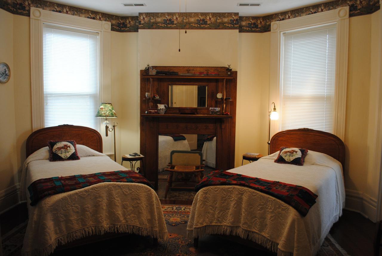L&N Bed And Breakfast Ltd Henderson Bagian luar foto