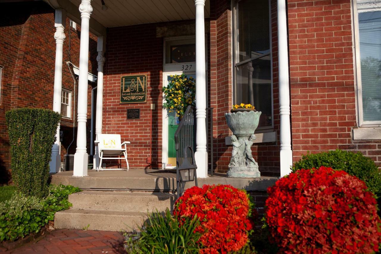 L&N Bed And Breakfast Ltd Henderson Bagian luar foto